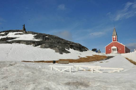 A catedral Luterana de Nuuk e a estátua de Hans Egede, na Groelândia